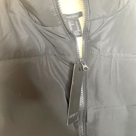 NWT Black Boxy Crop Puffer vest - Picture 4 of 12